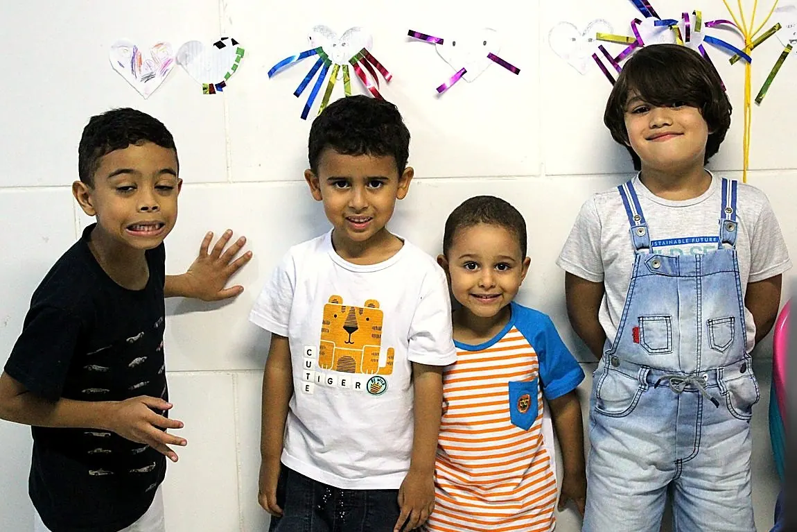 Crianças do Geração Vida sorrindo diante dos trabalhos da aula