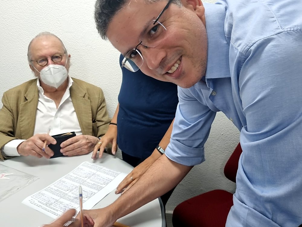 Pr. Wellington Barros assinando os documentos da compra do prédio