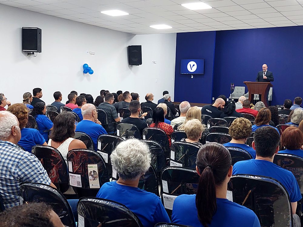 Templo lotado no culto de reinauguração, em fevereiro de 2023