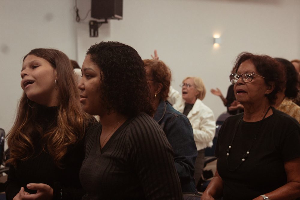 Irmãs cantando ao Senhor no culto