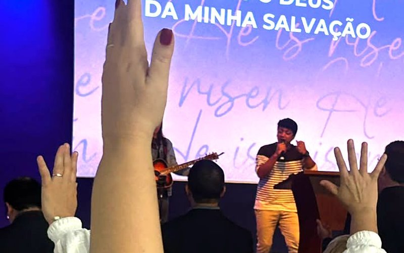 Mãos levantadas em adoração durante o culto