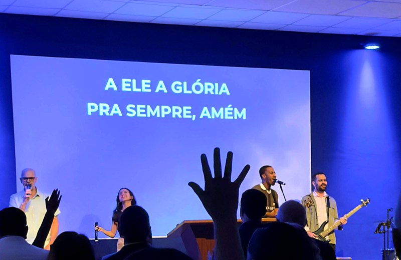 A igreja reunida em adoração