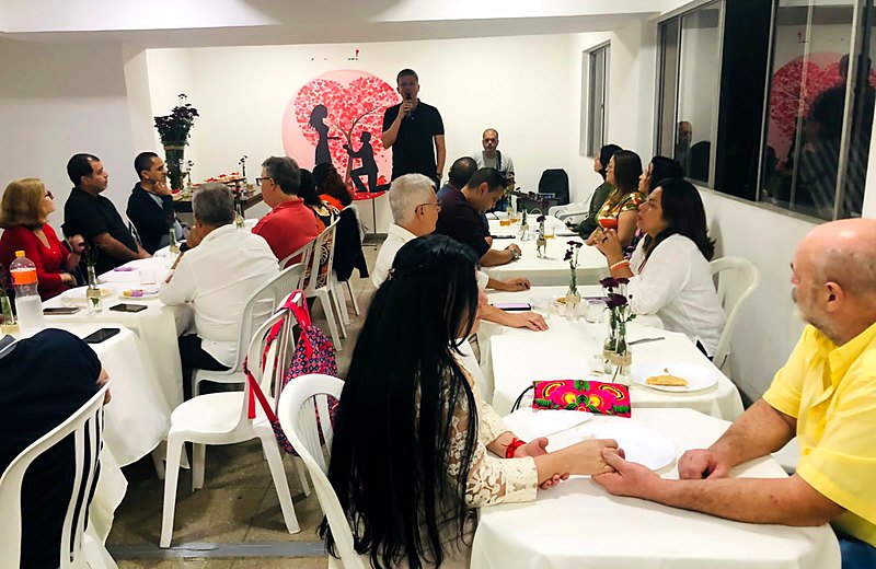 Casais reunidos no jantar de casais