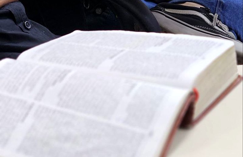 Bíblia aberta durante o estudo da Palavra