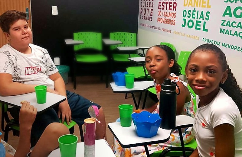 Crianças do Geração Vida sorrindo na sala do ministério
