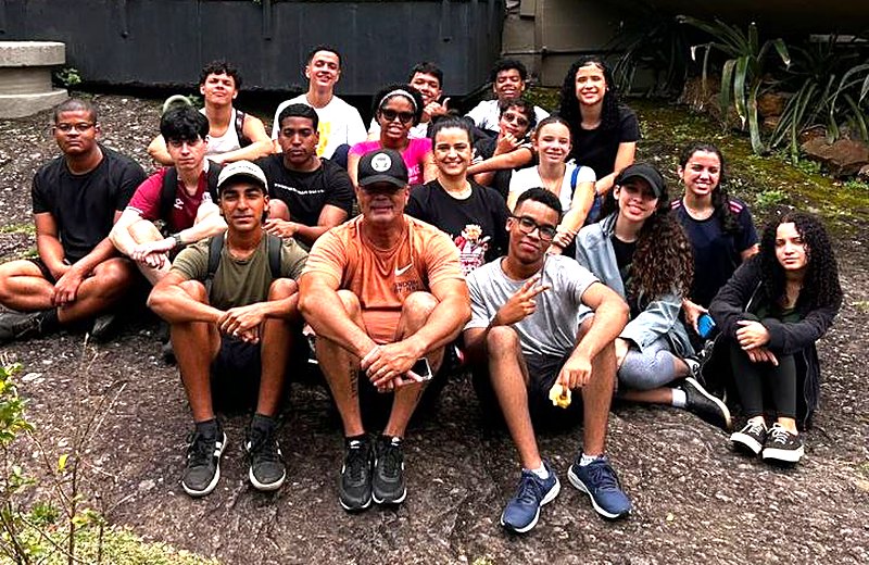Jovens do Giro 180° reunidos em passeio